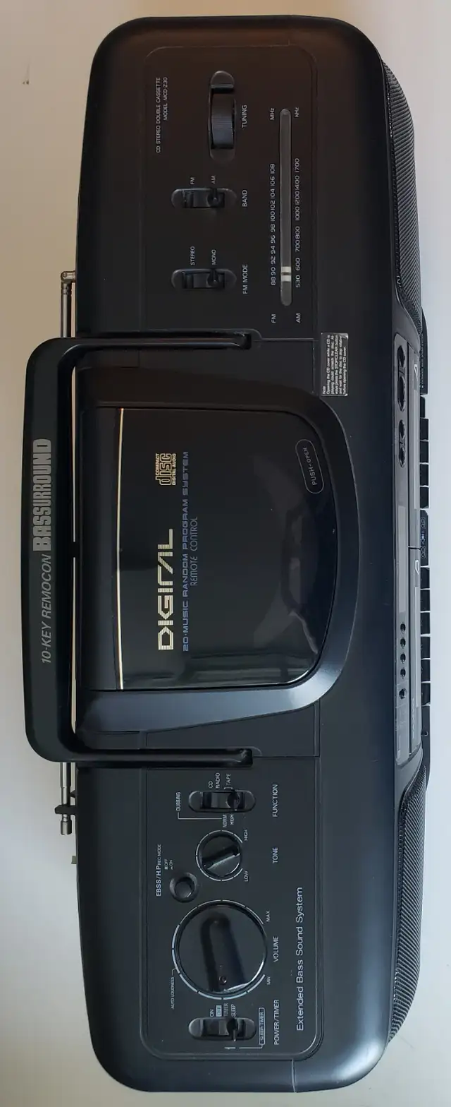 Sanyo MCD-Z30 Portable Stereo Boombox CD Cassette in Stereo Systems & Home Theatre in Mississauga / Peel Region - Image 2
