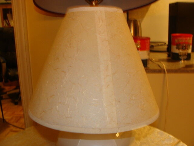 Belle lampe en porcelaine de couleur blanc dans Art et objets de collection  à Laval/Rive Nord - Image 2