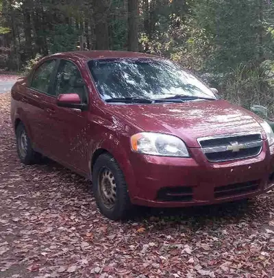 À vendre – Chevrolet Aveo 1.6 L Model LS automatique 16V rouge Toujours bien entretenue ! Démarreur...