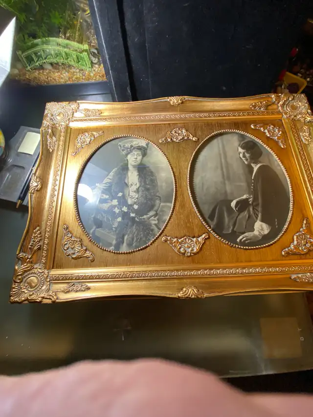 Vintage Bubble Glass Gold Wood Double Picture Frame 16" X 22" in Arts & Collectibles in Vancouver - Image 10