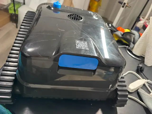 Y50S Cordless Robotic Pool Cleaner in Hot Tubs & Pools in City of Toronto - Image 4
