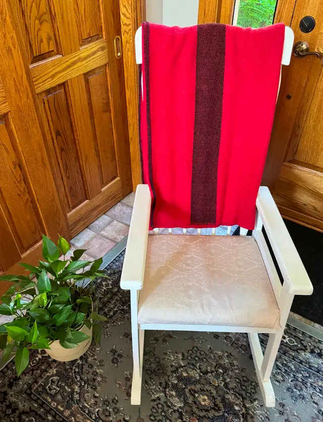 White Wooden Rocking Chair in Chairs & Recliners in Ottawa - Image 2