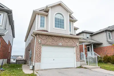 Welcome to your new home in the beautiful and family-friendly Activa neighborhood! This well-maintai...