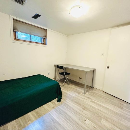 ROOMS 5 minutes walk to LRT station & 10 minutes walk to UA Room