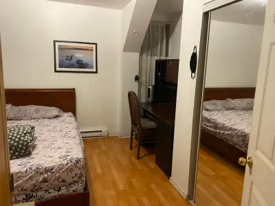 Private Large room shared kitchen 600$ available immediately