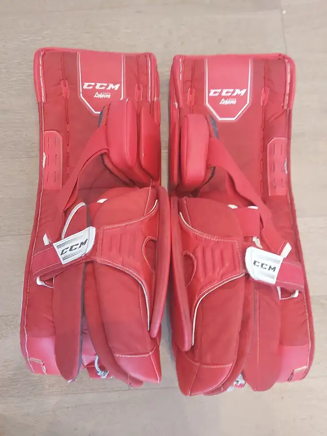 CCM Extreme Flex 4 Goalie Pads 31+1, Blocker and Glove in Hockey in Calgary - Image 10