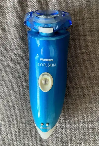 Philips Norelco cool skin shaver. In good condition. Can be used wet or dry. Fully waterproof and ca...