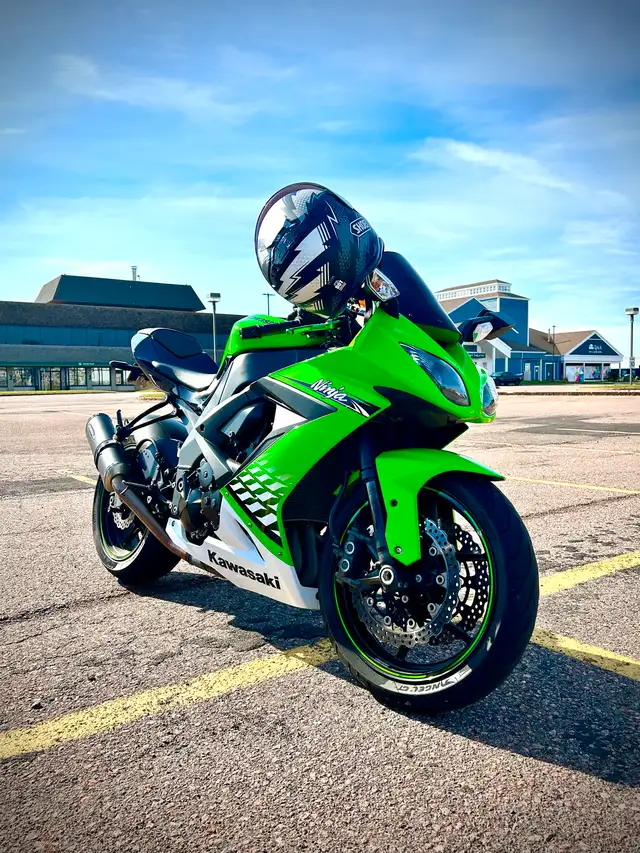 2010 Kawasaki Ninja zx10r in Sport Bikes in Summerside - Image 2