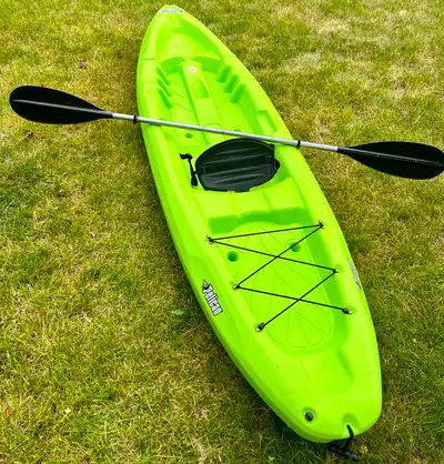 It has only been used a few times, so it is in excellent condition. Elastic bungee cord in stern. Al...