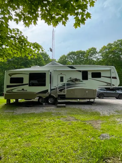 2008 Cedar Creek, 34SATS Fifth Wheel Has been towed less than 1000km as it was in a park for 16 year...