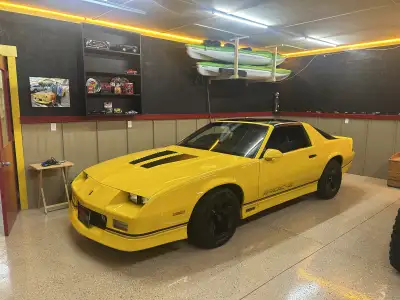 Mint condition 1986 Camaro Iroc 5.0l . 70k beautiful car and well taken care of Automatic Transmissi...