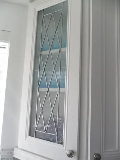 3 vitraux pour armoire de cuisine ou autre meuble Neufs - dimensions : 7'' X 30 '' 3/4 Prix demandé...