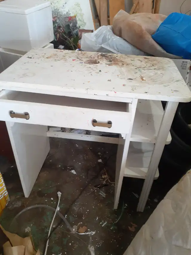 kid's playhouse desk  or   potting  shed  desk in Free Stuff in Barrie - Image 3