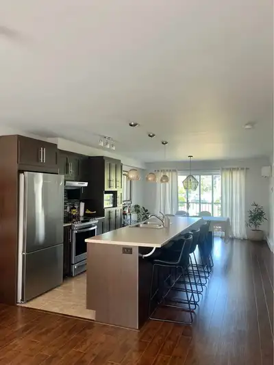 Condo 4 1/2 semi-meublé à louer