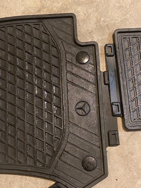 Mercedes C-Class rubber mats in Other in Markham / York Region - Image 4