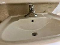 Pedestal Sink and Leg in White + Faucet 