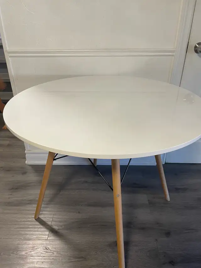 Structube Round Dining Table in Dining Tables & Sets in Mississauga / Peel Region - Image 3