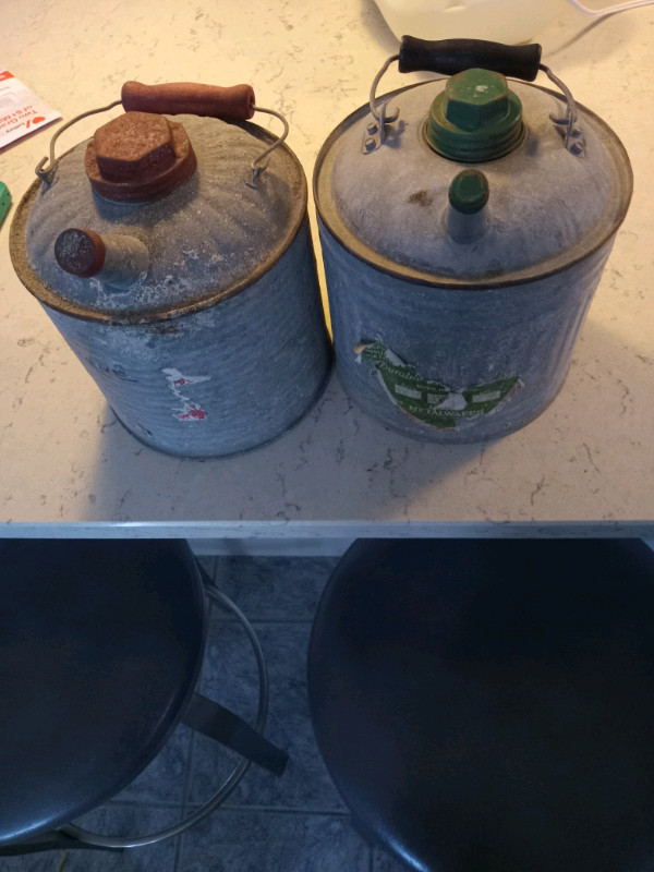 Vintage galvanized gas cans in Arts & Collectibles in Kitchener / Waterloo - Image 4