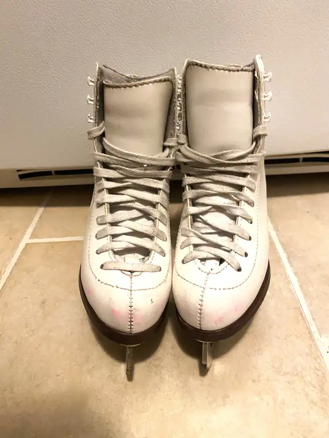 GAM Skates Girls Size 1 C Patins Fille Figure Skates Grandeur 1 in Skates & Blades in City of Montréal - Image 4