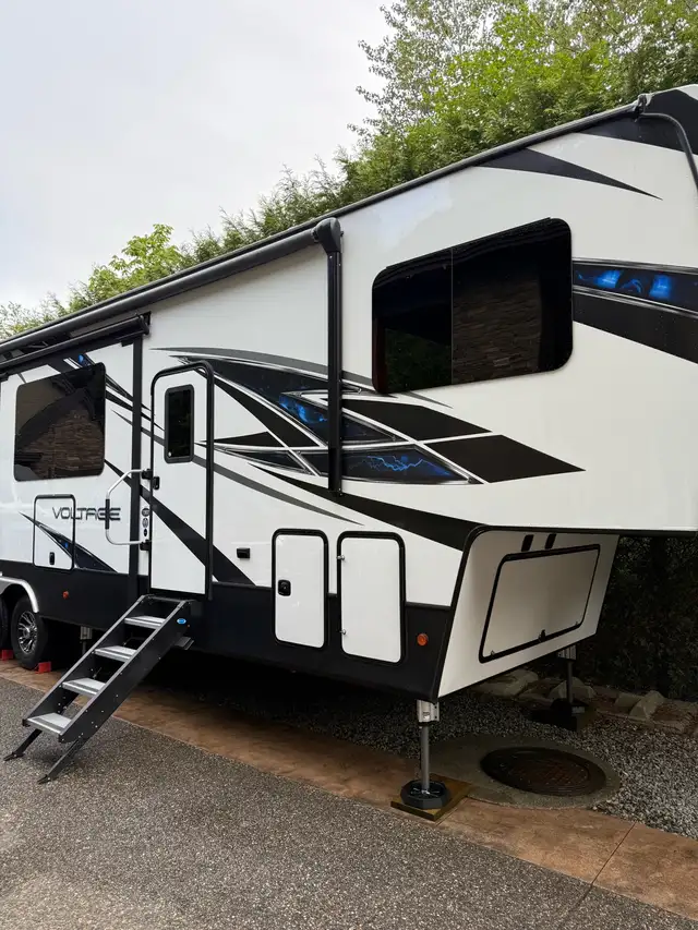 2019 Dutchmen Voltage Toy Hauler  in RVs & Motorhomes in Burnaby/New Westminster - Image 3