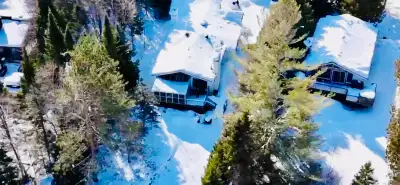 Maison de rêve au bord du Lac Rustique, intime et moderne, cette propriété en nature offre un solari...