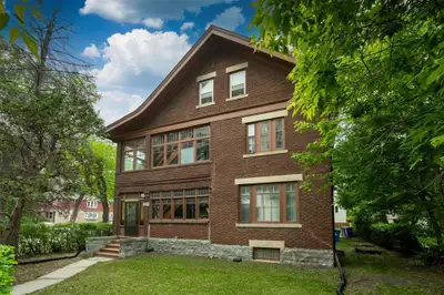 On the Elegant WELLINGTON CRESCENT