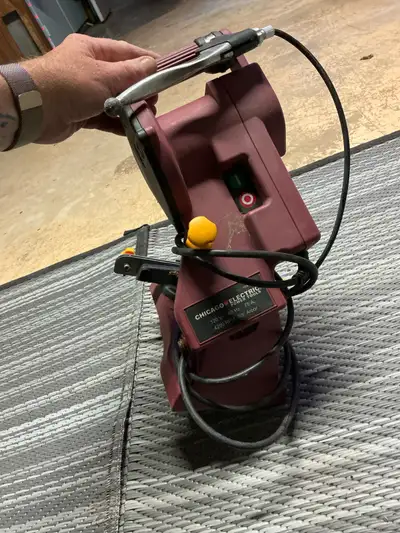 Sharpen your saw blades with this Chicago Electric chain saw blade sharpener! This tool is in used c...