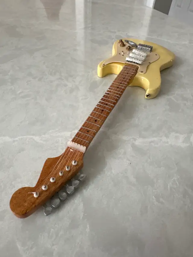 Miniature replica of a Fender Stratocaster electric guitar. in Guitars in Mississauga / Peel Region - Image 7