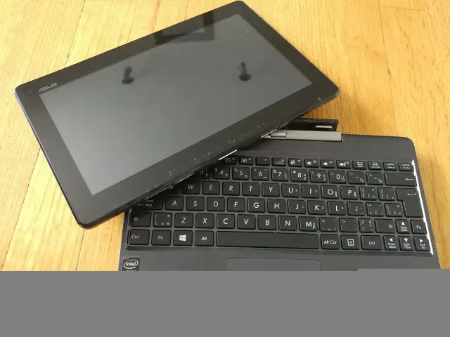 ASUS Transformer Book T100TAF – 2-in-1 Laptop/Tablet in Laptops in Ottawa - Image 4