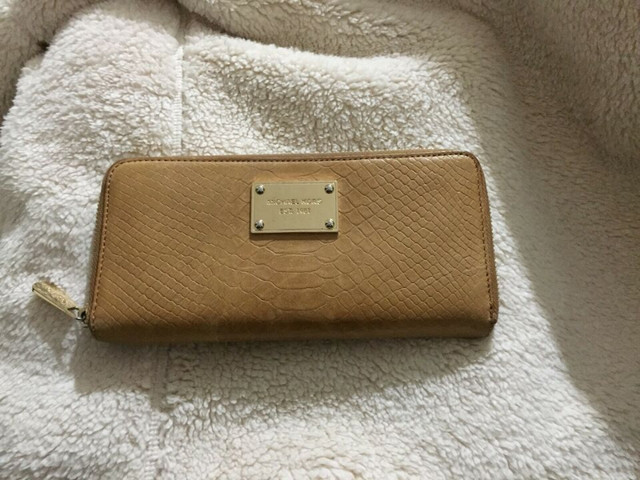 Selling Michael Kors wallet in Women's - Bags & Wallets in Oshawa / Durham Region