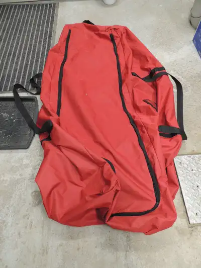 Sac de transport pour sac de golf en toile rouge. Avec 3 roulettes à la base, un long zipper en U, 2...
