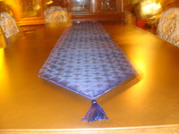 Magnifique chemin de table en tissu, de couleur bleue