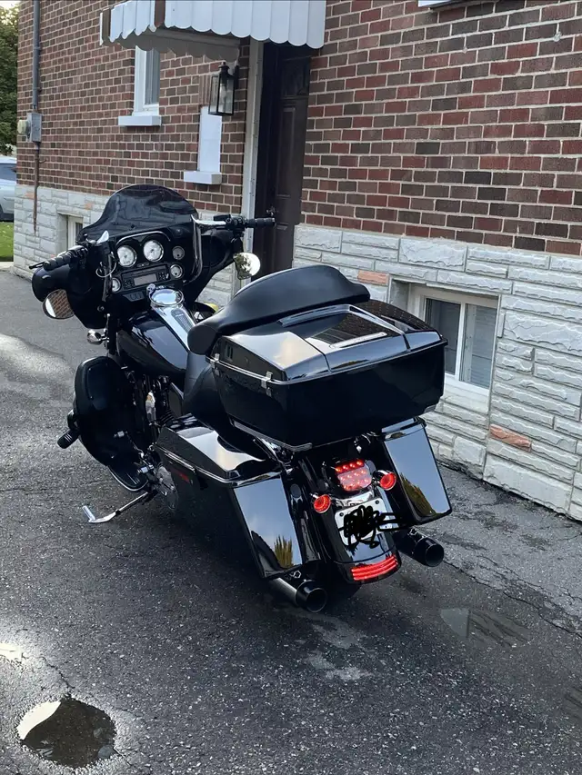 Harley-Davidson 2011 Street Glide FLHX in Street, Cruisers & Choppers in Peterborough - Image 4