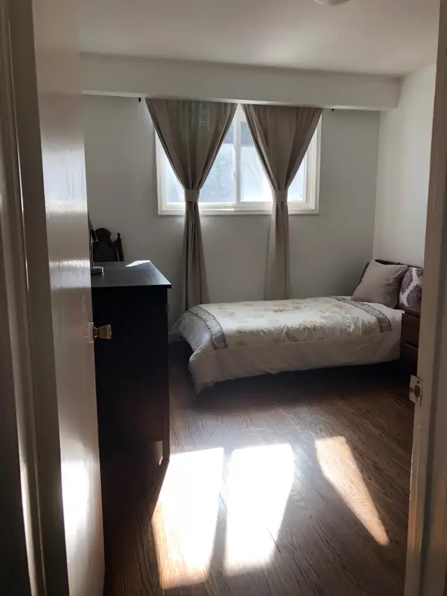 Sunny room at Finch and Leslie for Sept 1 in Room Rentals & Roommates in City of Toronto - Image 2