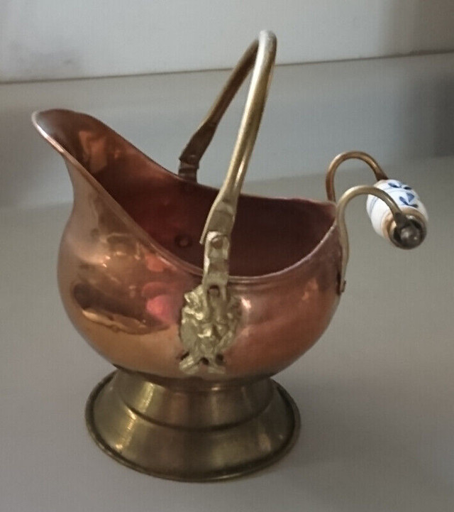 Vintage Dutch Copper & Brass Coal Scuttle with Delft Handle in Arts & Collectibles in Oshawa / Durham Region - Image 2