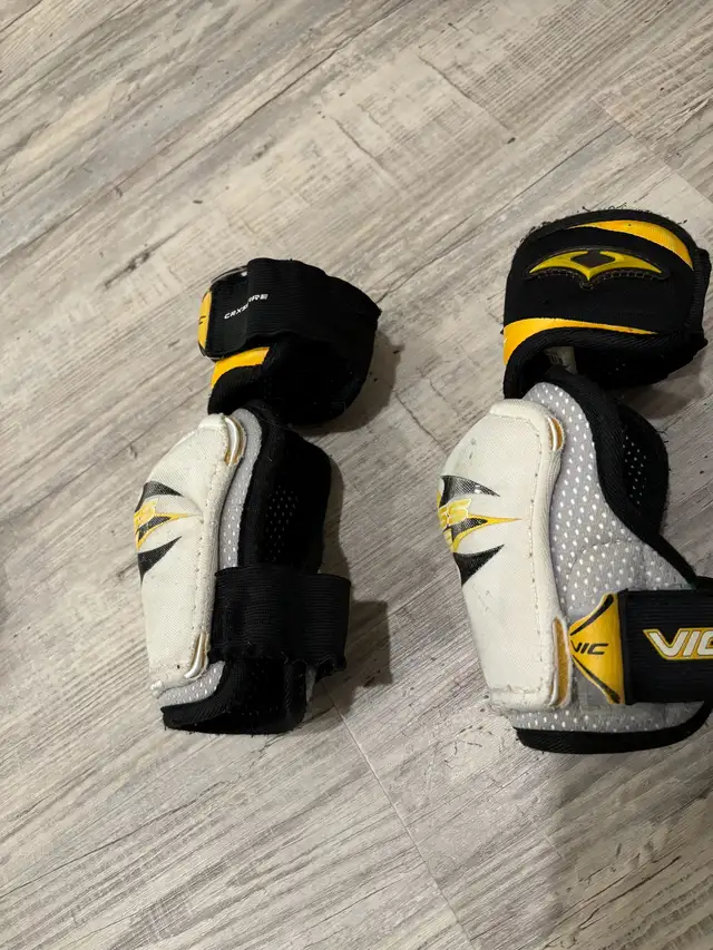 Hockey equipment for youth,, gloves, and elbow pads in Hockey in Owen Sound - Image 7