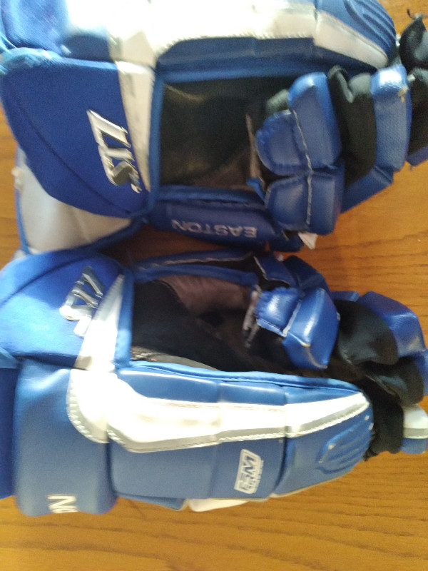 Beautiful blue and white senior hockey gloves, size large, 15 in in Hockey in Burnaby/New Westminster - Image 3