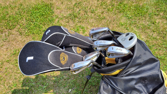 Good quality 11 Club golf set with bag.  Almost new. in Golf in Edmonton - Image 2