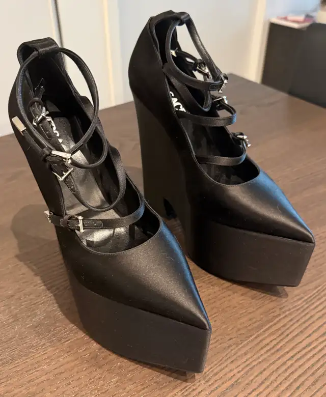 Shoes Versace new  in Women's - Shoes in Markham / York Region - Image 3