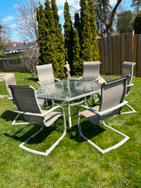 Attractive 7 piece set: Patio table and chairs