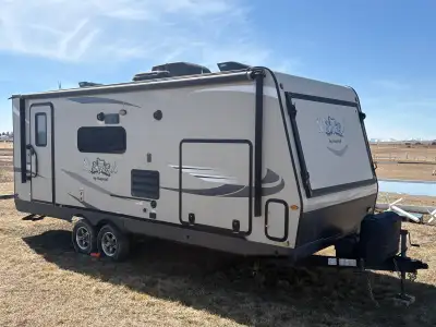 ️ 2019 Flagstaff Shamrock 235S – Perfect Family Camper | Sleeps 8 | Outdoor Kitchen | Turn-Key Tow S...