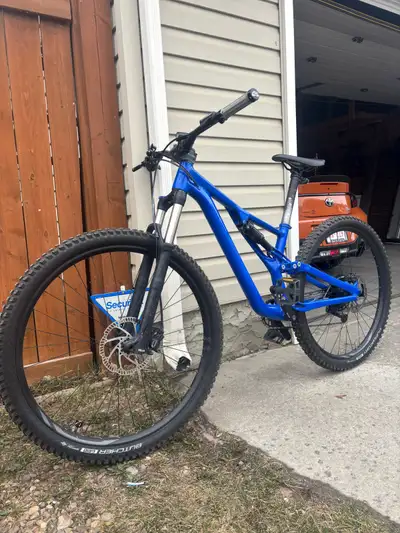 Selling my 2020 Specialized Stumpjumper Alloy trail bike, a reliable and capable ride for tackling v...