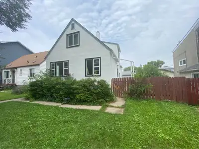 For Sublease – Bright Main Floor Near UoA 8Beds 3Baths, View more