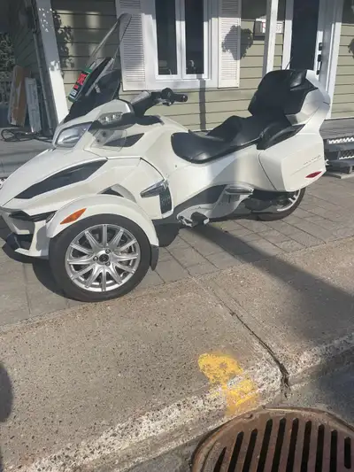 Près à partir super beau Spyder Rt limité 2012 semi automatique avec seulement 84000 kilos l’huile a...