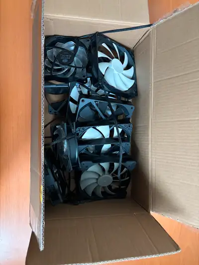 Corsair 1 x 140mm 3pin 12V 0.30A 1 x 120 mm 3pin 12 v 0.30A Cooler Master 1 x 140mm 3pin 12V 0.14A 1...