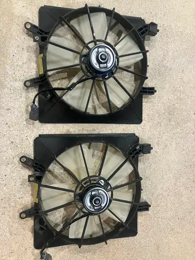 Hi, selling two new radiator fans (main fans) for 2001-2005 Honda Civic and Acura EL with 1.7L SOHC...