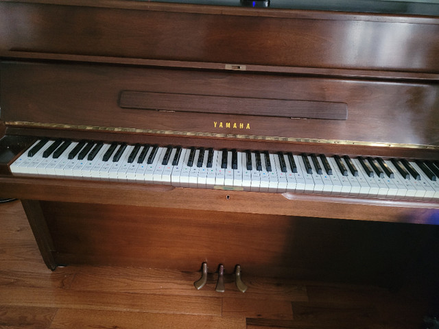 Yamaha Piano with Sitting Table  in Pianos & Keyboards in City of Toronto - Image 4