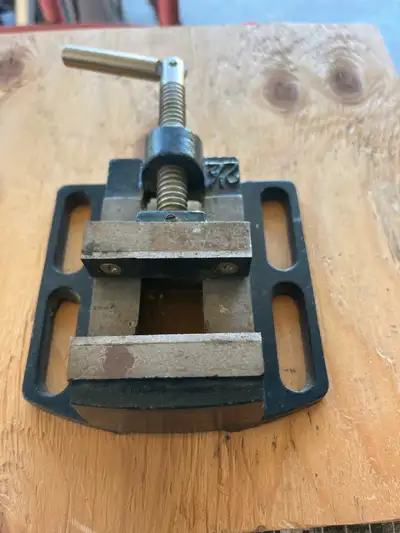 2 1/2 in drill press vise Brand new Text 780-271-5933