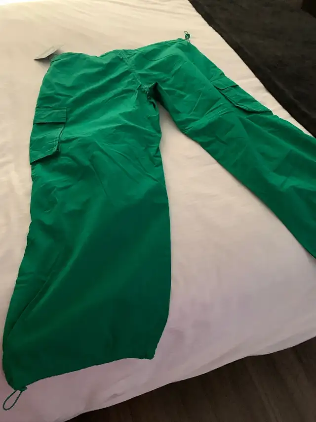 NEW with TAGS Ladies Cargo Pants Size M in Women's - Bottoms in City of Toronto - Image 4