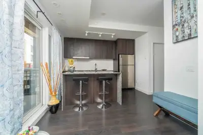 Gorgeous 1 Bedroom Low-Rise Condo with west Exposure in The Heart of Erin Mills Town Center! Very Br...